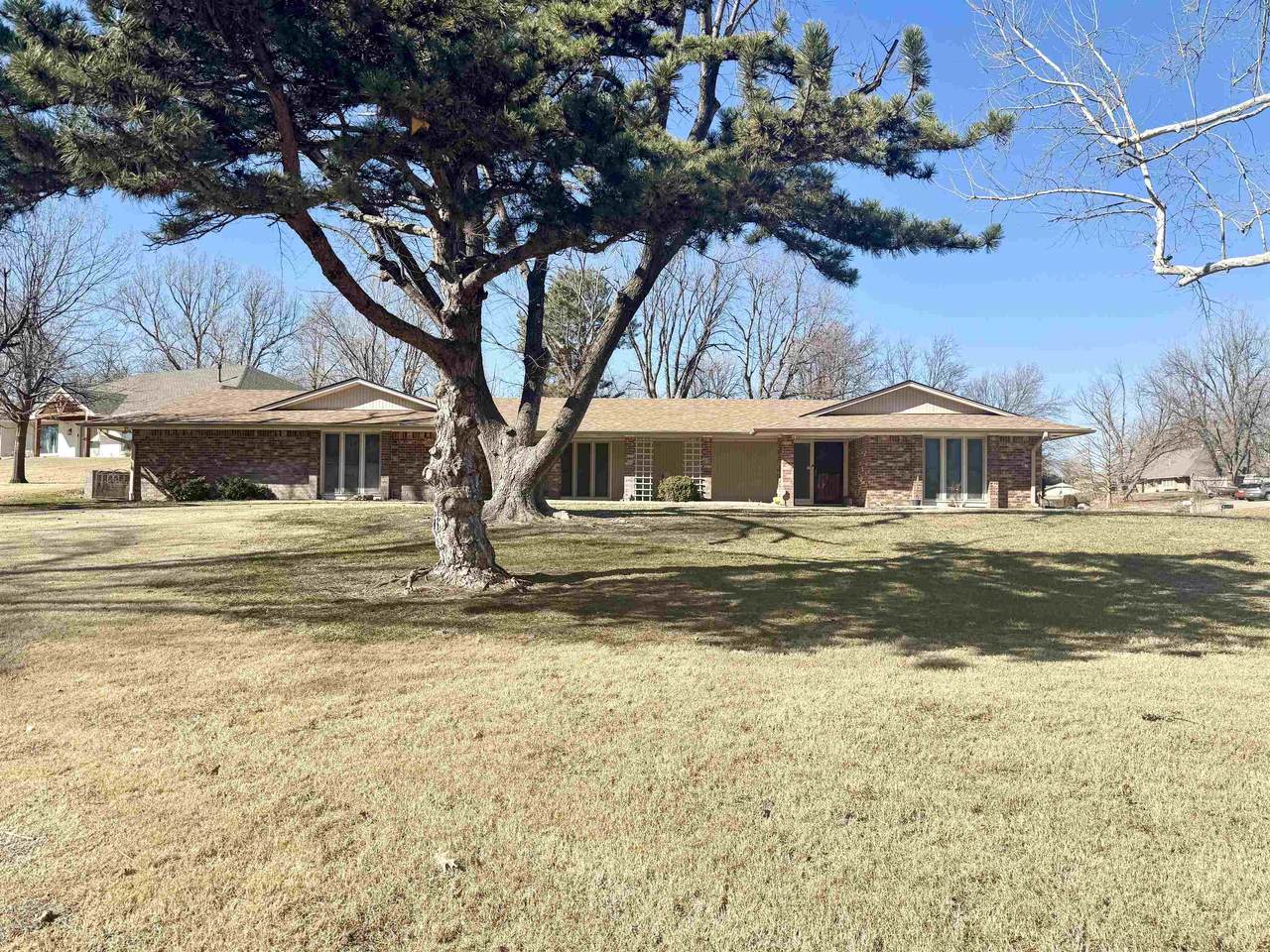 2502 Wildwood Dr - Photo 1