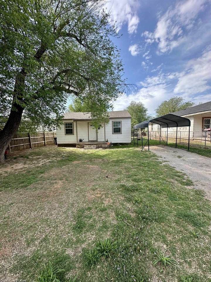 225 Cottonwood Ave - Photo 1