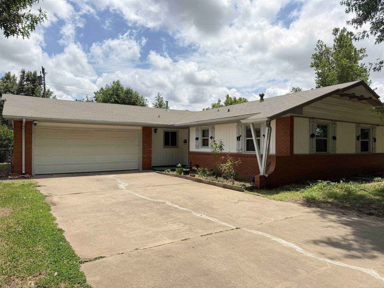 1733 Thompson Ave - Photo 1