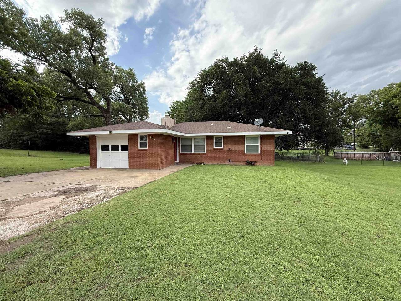 406 Cherry Ave - Photo 1