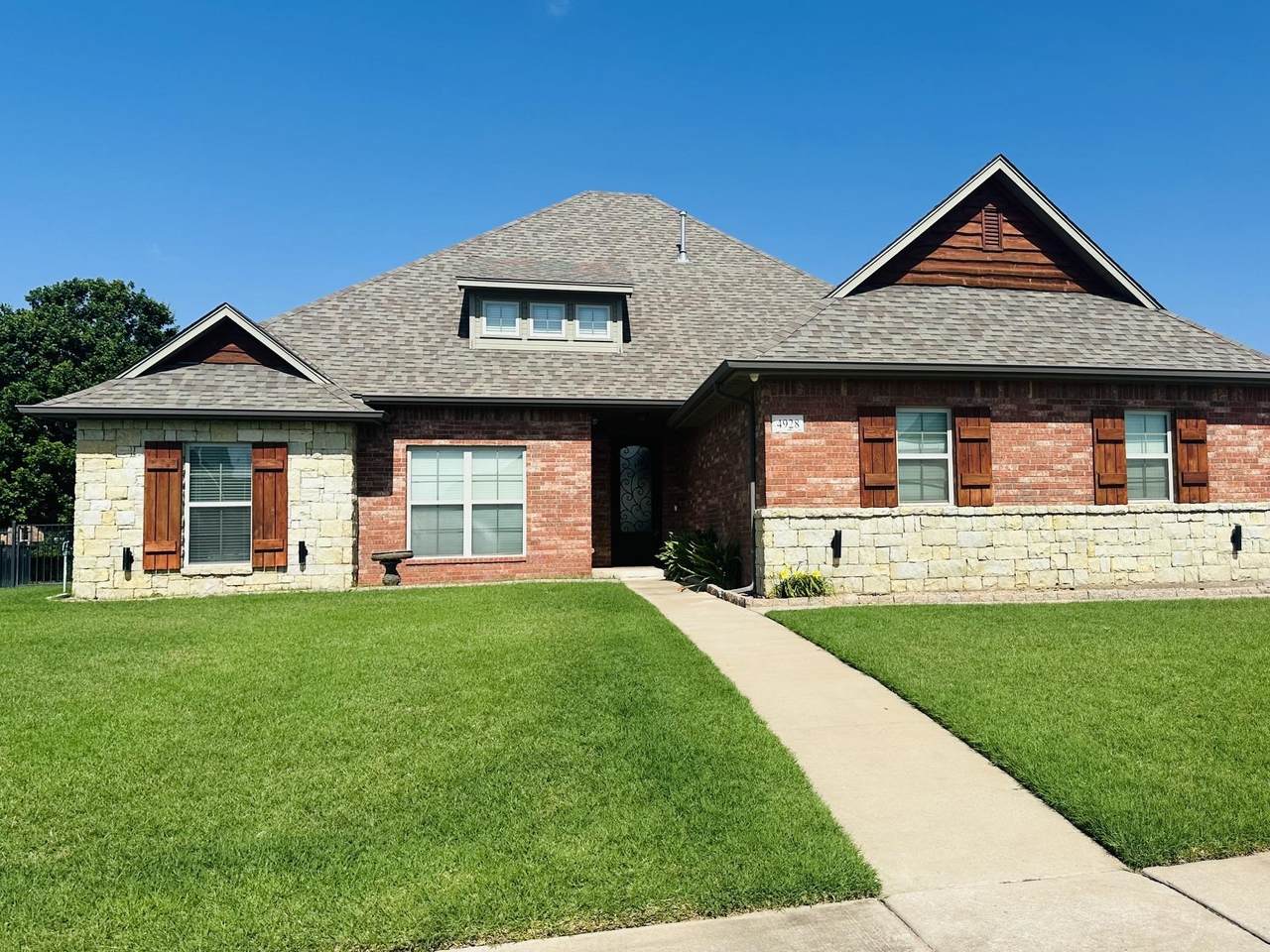 4928 Hampton Ct - Photo 1