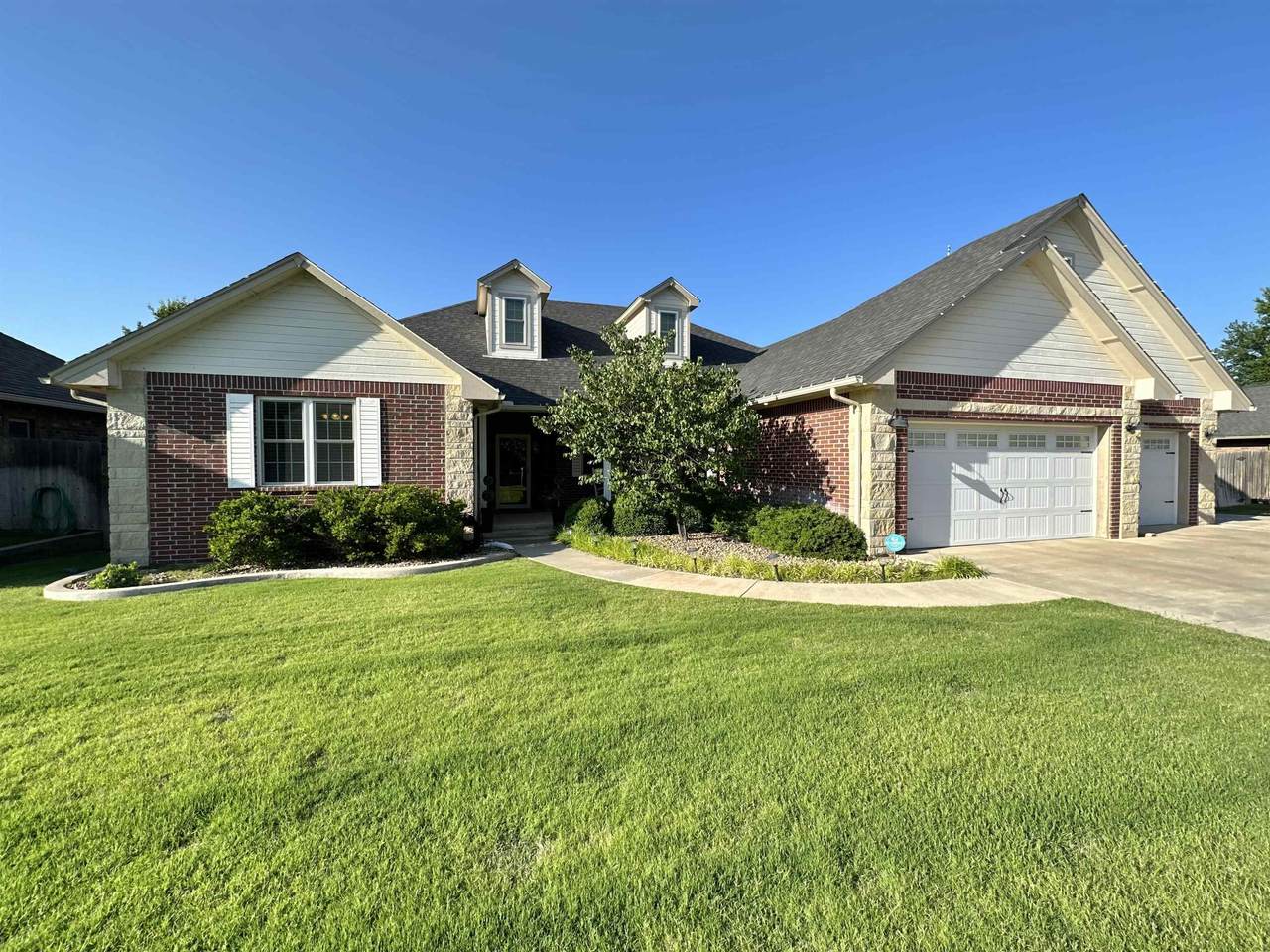 3412 Robin Dr - Photo 1