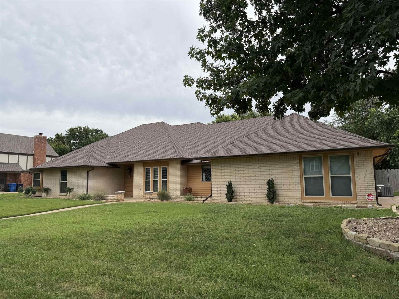 3401 Goldfinch Ln - Photo 1