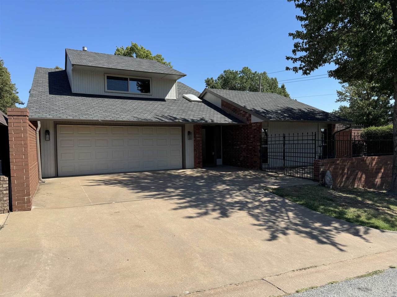 2452 Sherwood - Photo 1