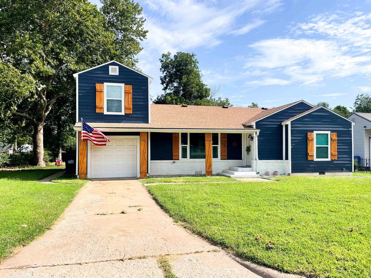 1220 Seneca Ave - Photo 1