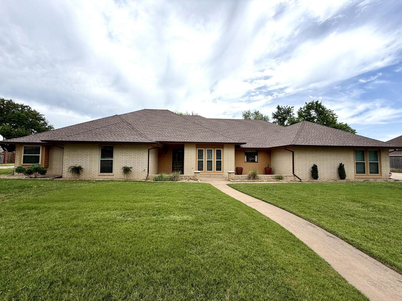 3401 Goldfinch Ln - Photo 1