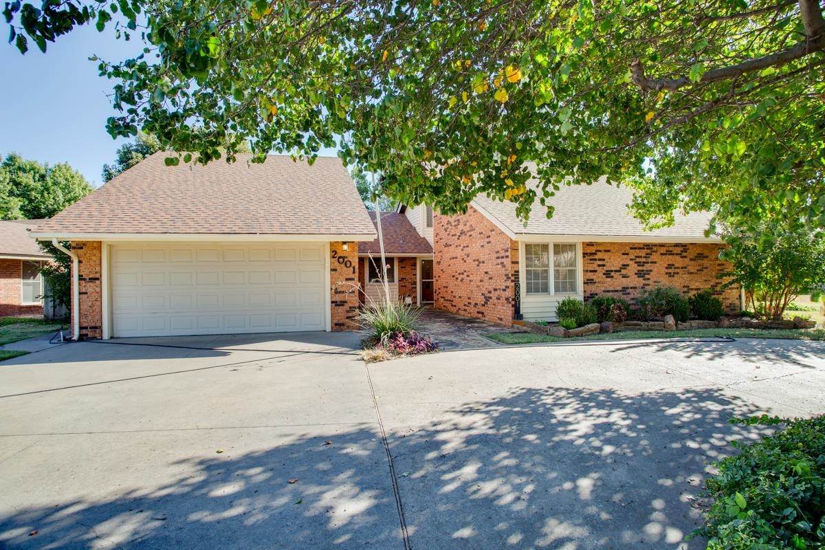 2001 Country Club Dr - Photo 1