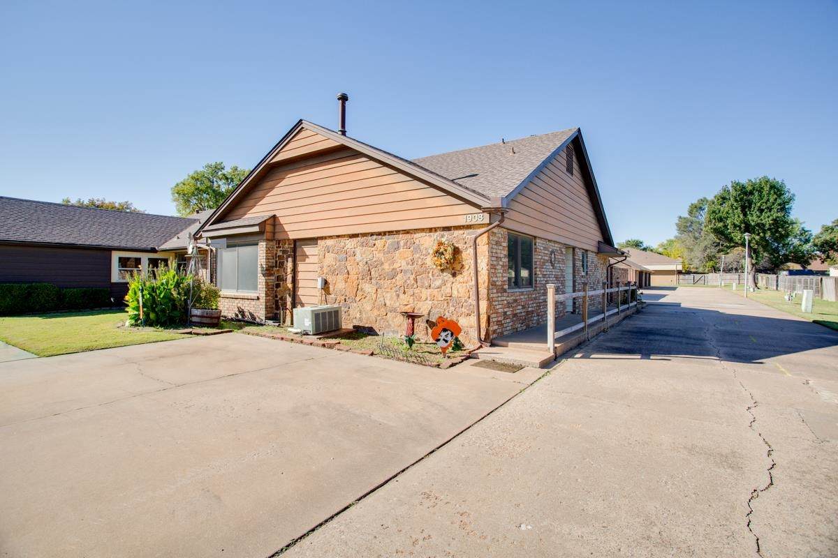 1908 Oakwood - Photo 1