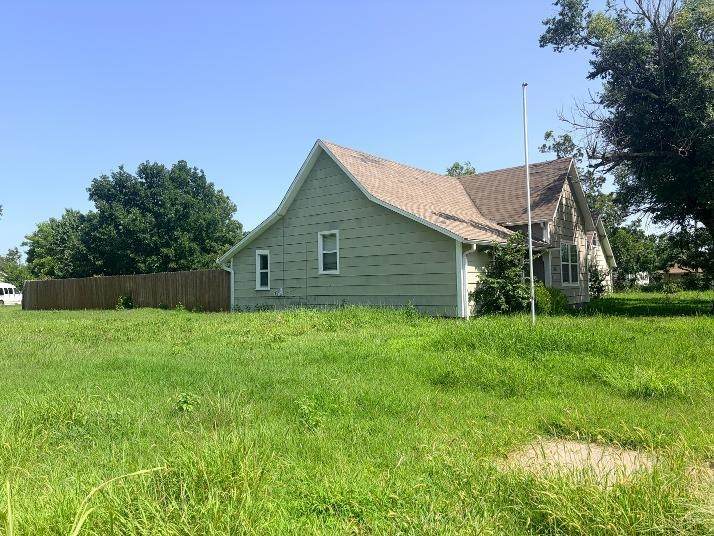 504 Comanche Street - Photo 1