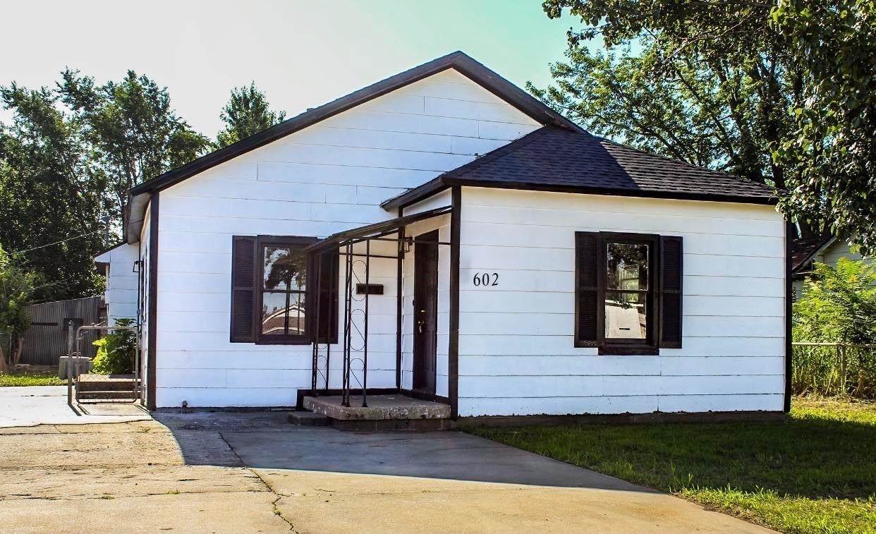 602 Montgomery Ave - Photo 1