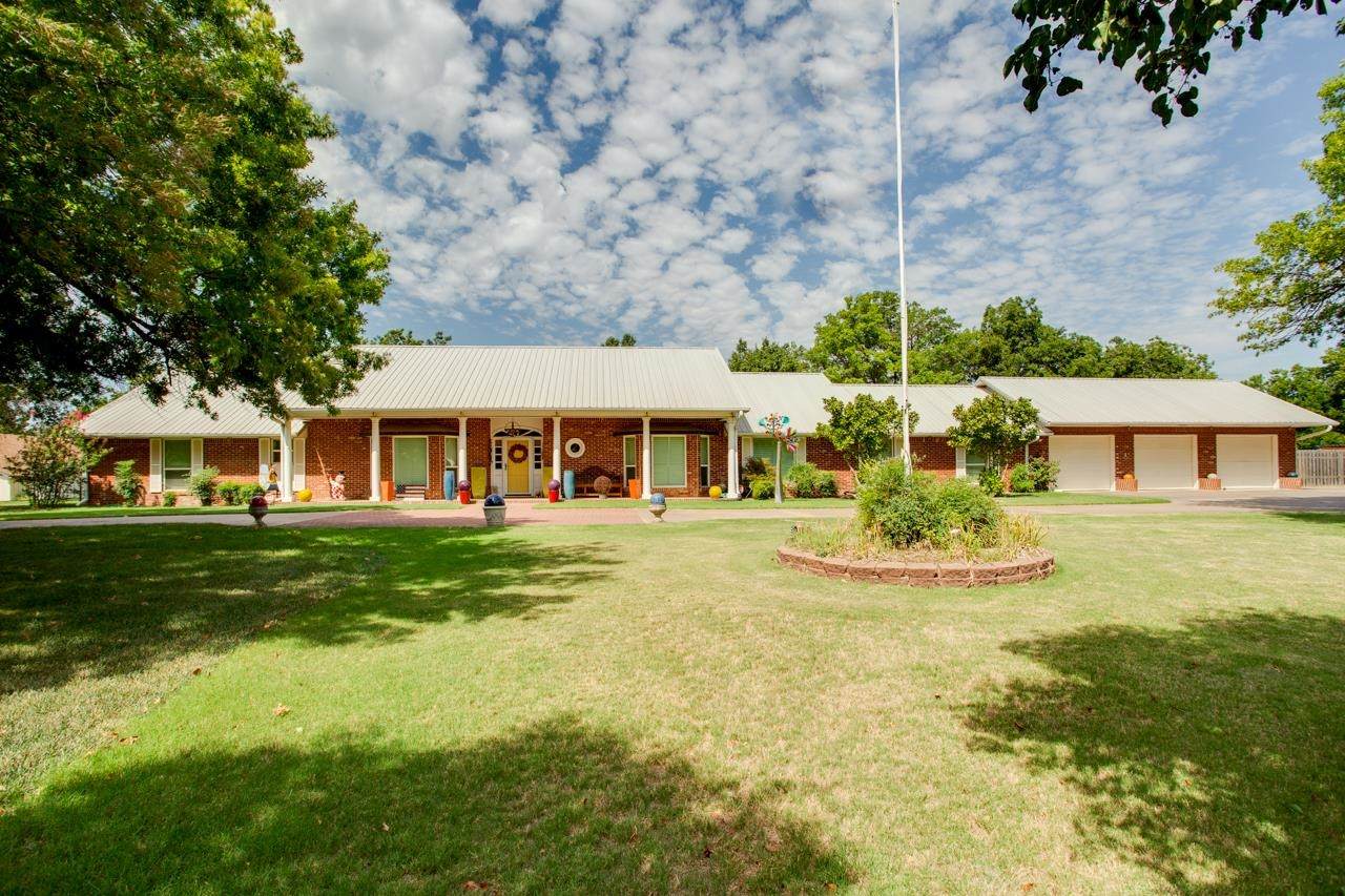 1414 Oakwood - Photo 1