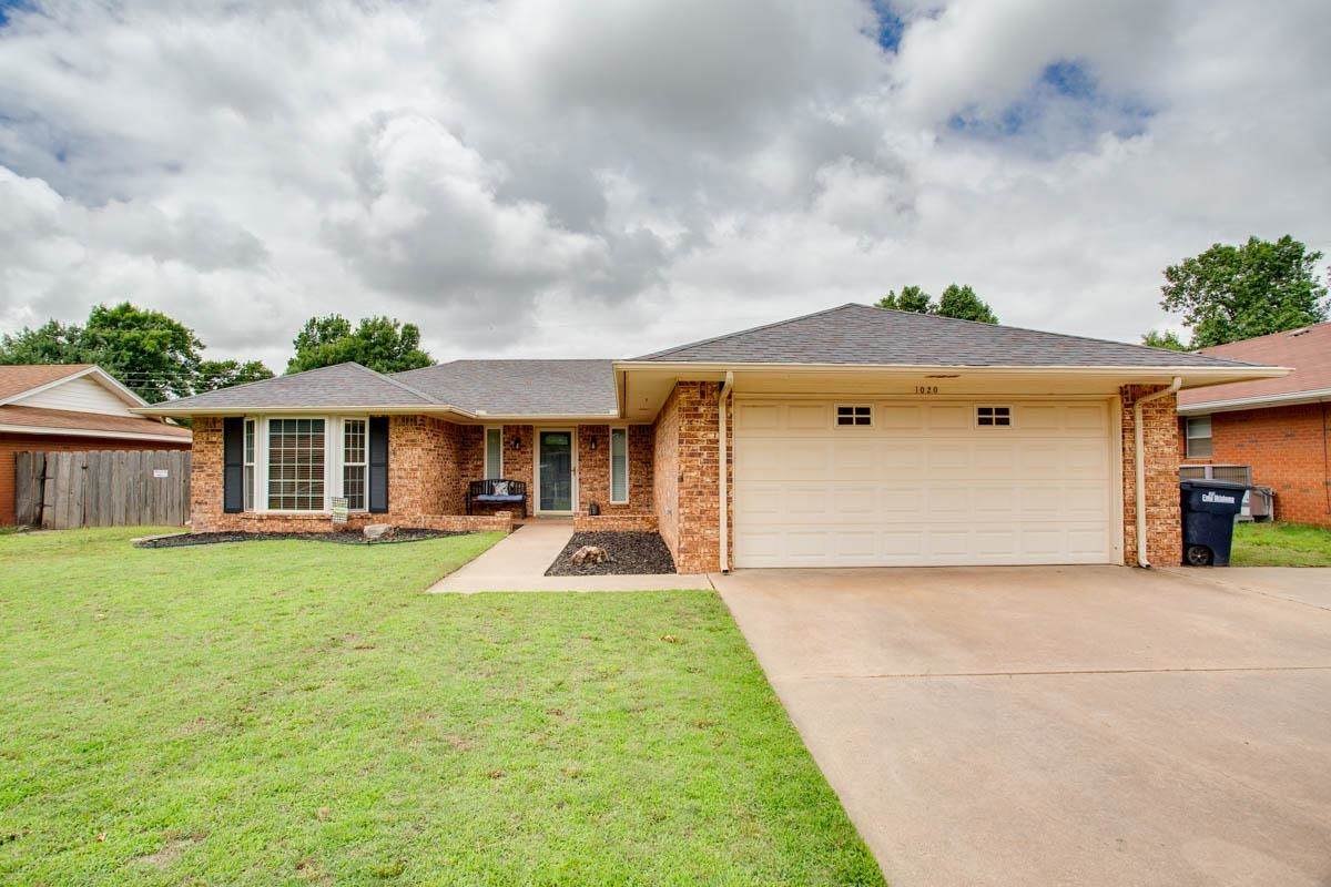 1020 Canterbury - Photo 1