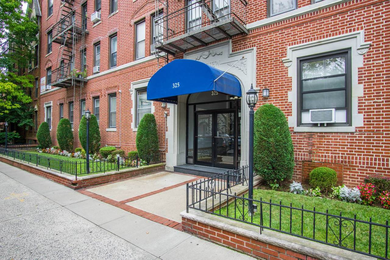 325 Marine Ave - Photo 1