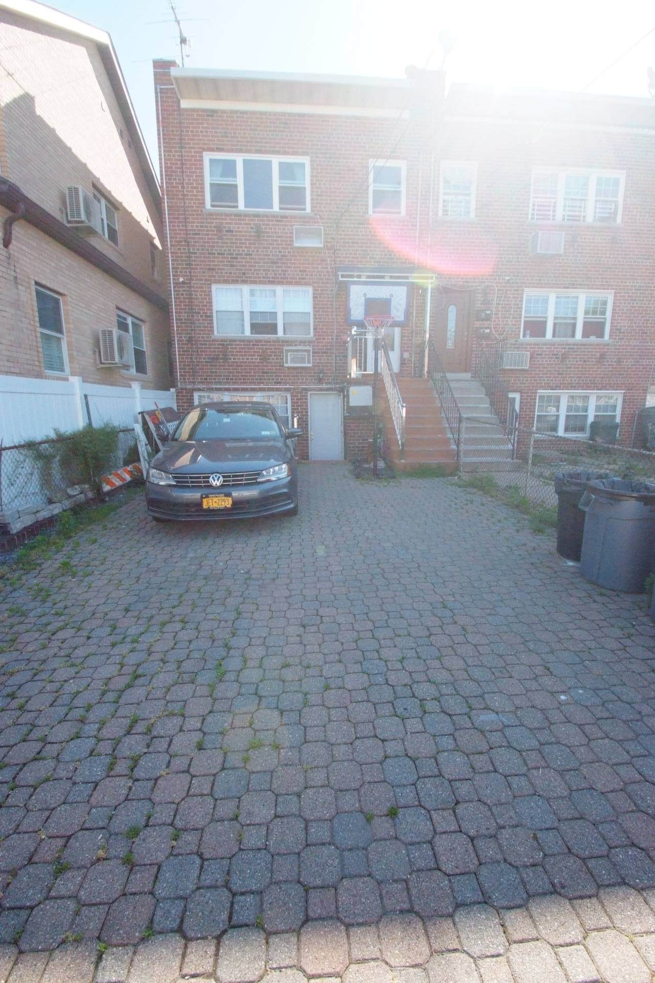 258 Robinson Ave - Photo 1