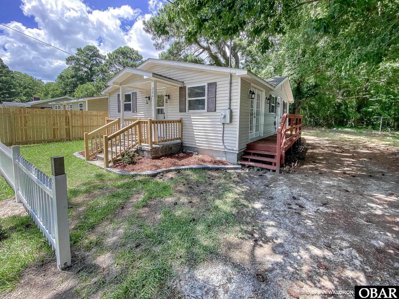 204 Pinewood Ave - Photo 1