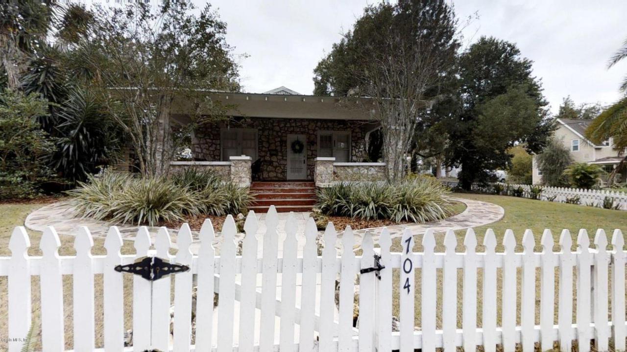 704 8 Street - Photo 1