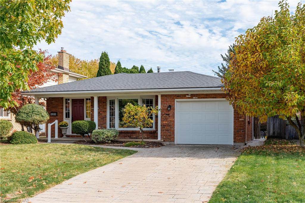 34 Lakebreeze Crescent - Photo 1