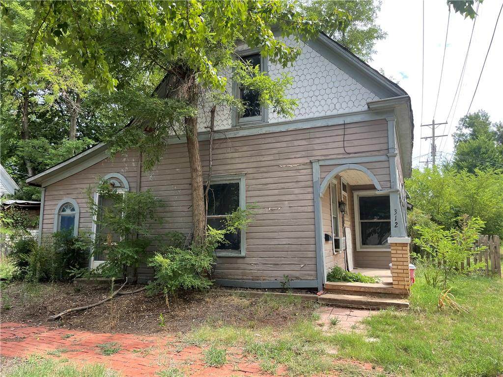 312 Oak Street - Photo 1