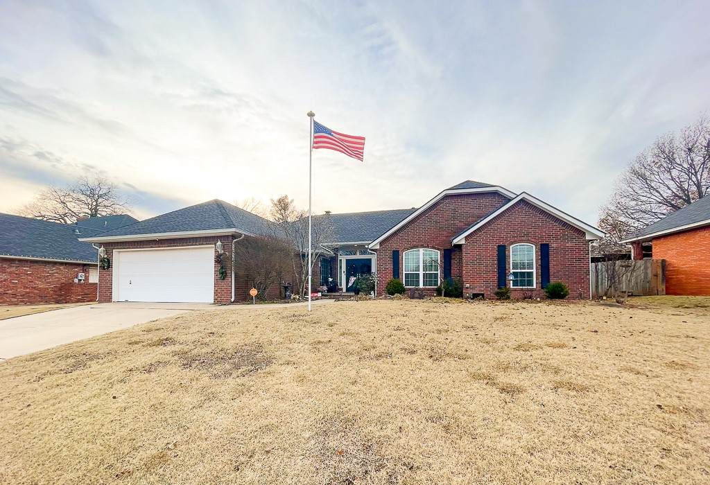 302 Club House Drive - Photo 1