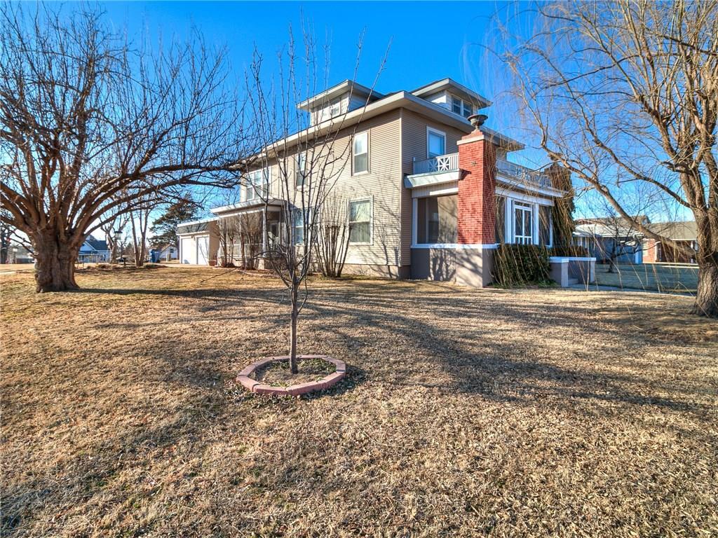 320 Roberts - Photo 1