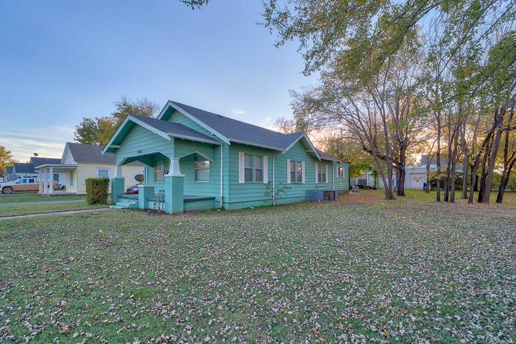 908 7TH Street - Photo 1