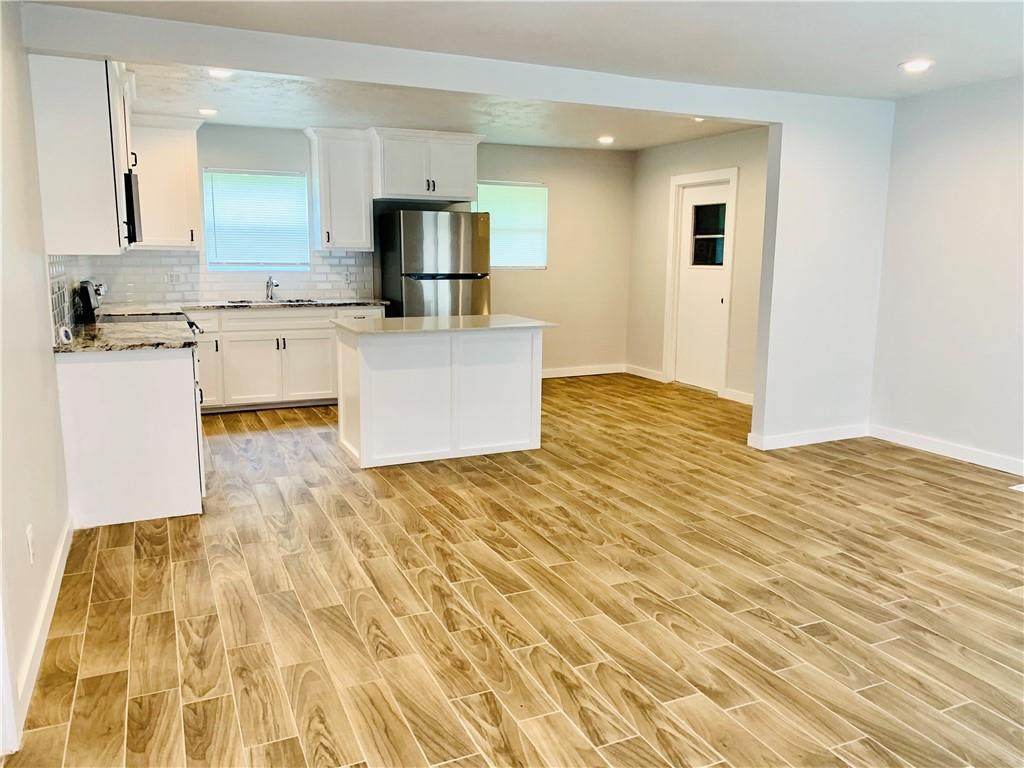 301 Vandament Avenue - Photo 1