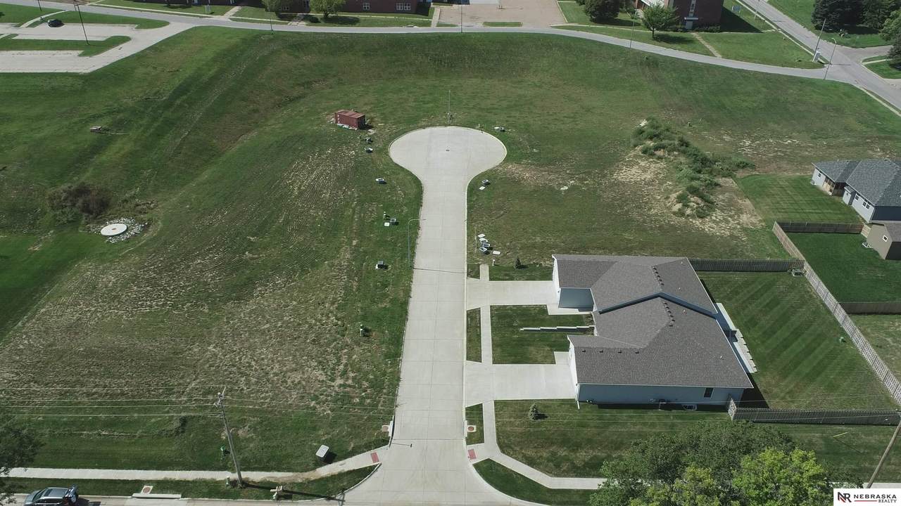 2713 Viking Circle - Photo 1