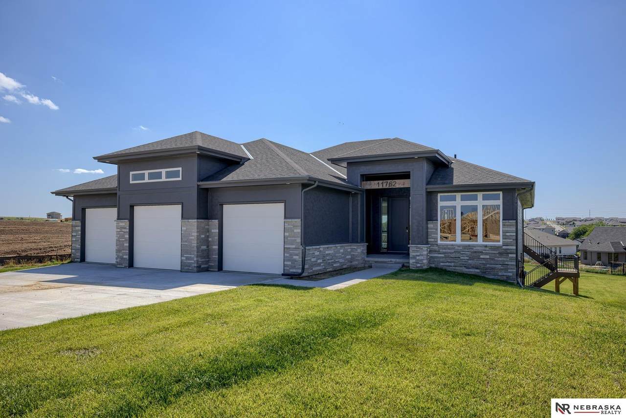 11762 106th Circle - Photo 1