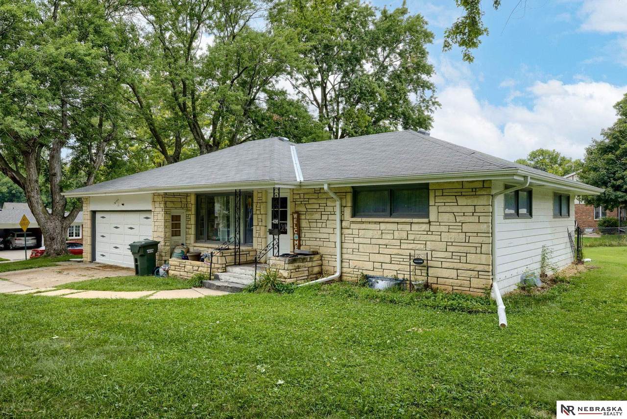 420 15TH Street - Photo 1