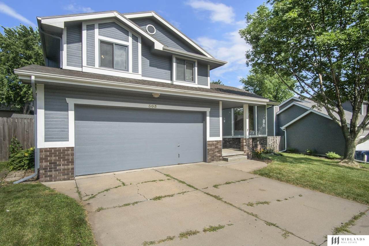 305 Oakwood Drive - Photo 1