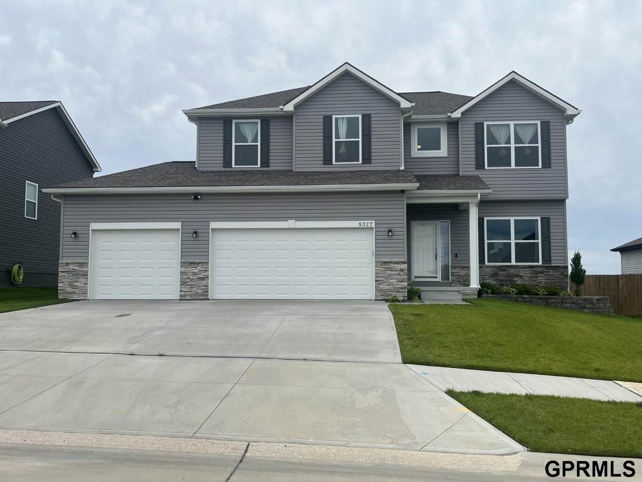 5327 Lynnwood Drive - Photo 1