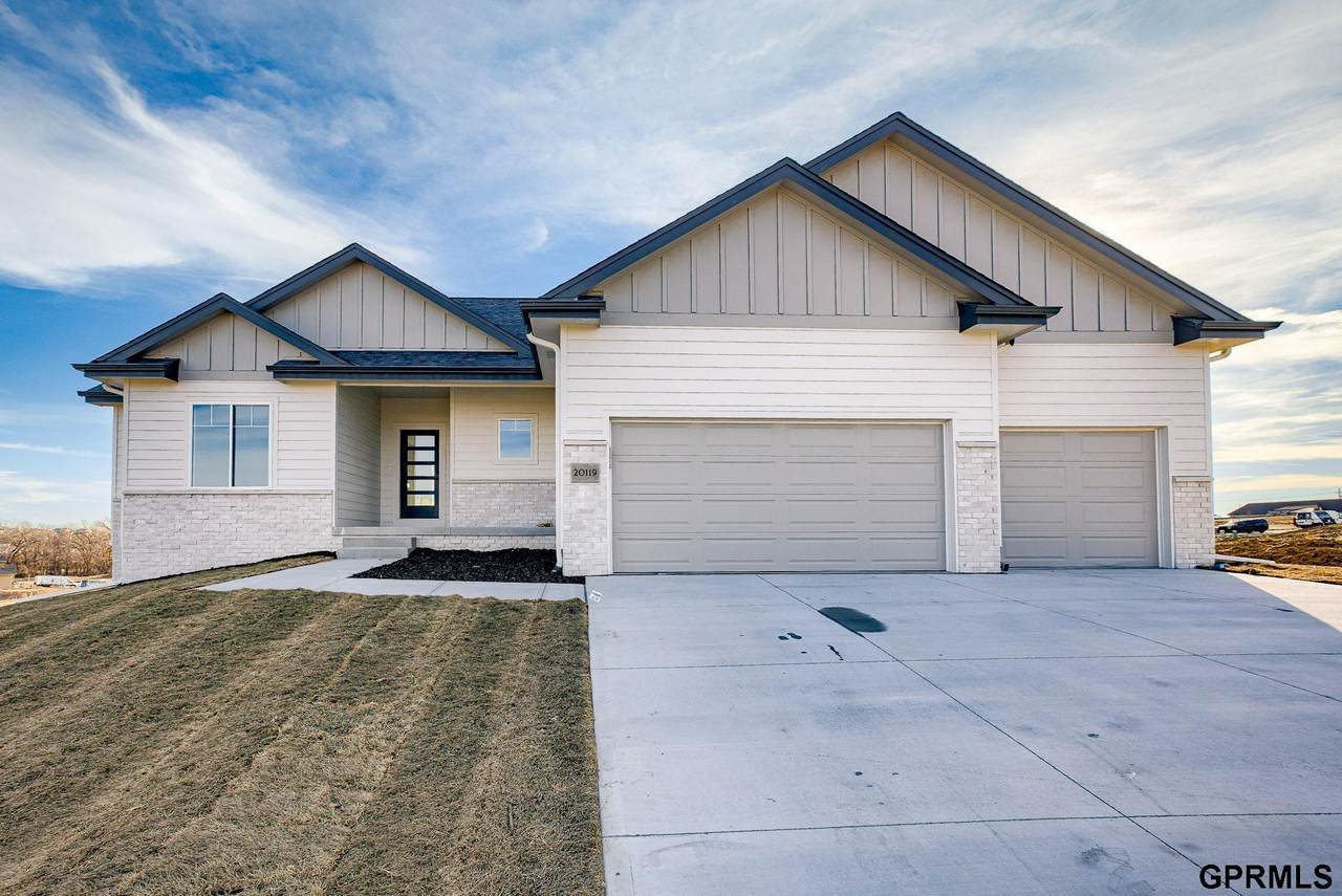 5725 196 Street - Photo 1
