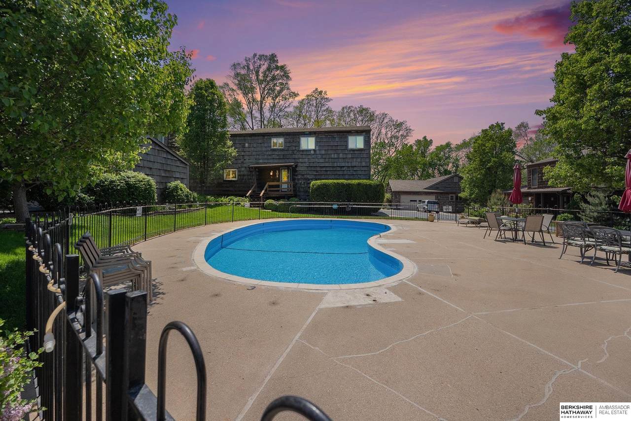 202 Oakridge Court - Photo 1