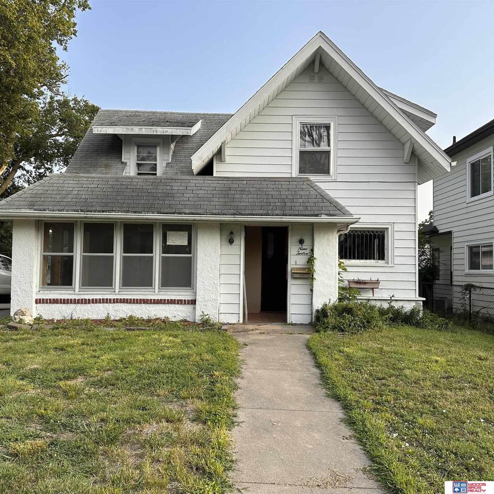 912 8th Street - Photo 1