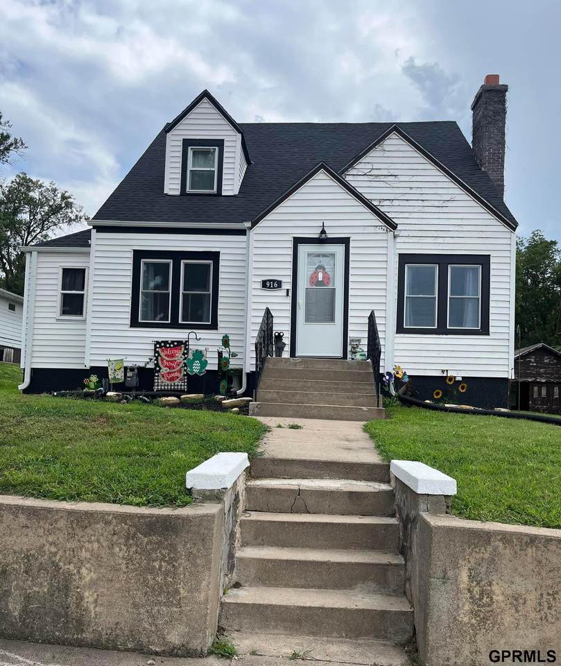 916 9th Street - Photo 1