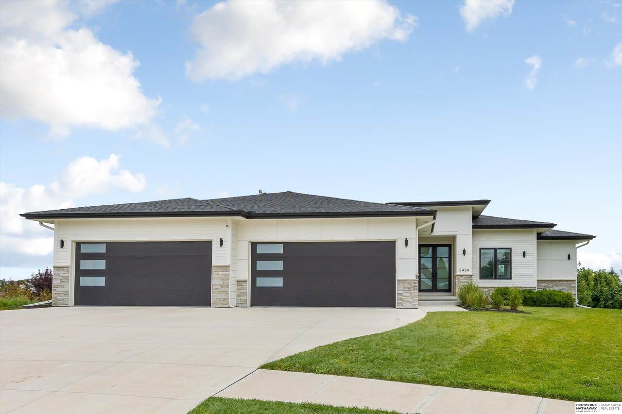 2428 182 Circle - Photo 1