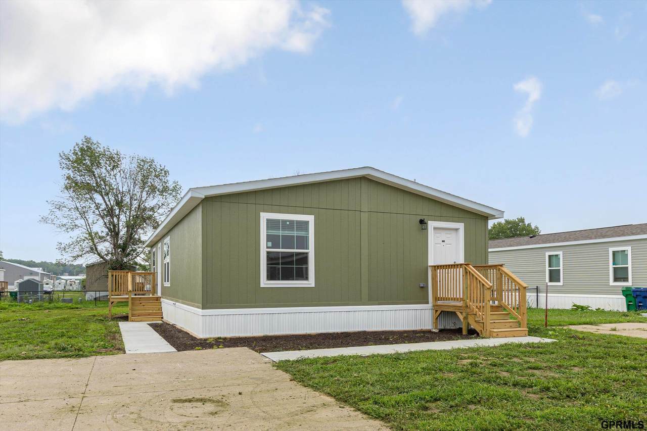 306 37 Place - Photo 1