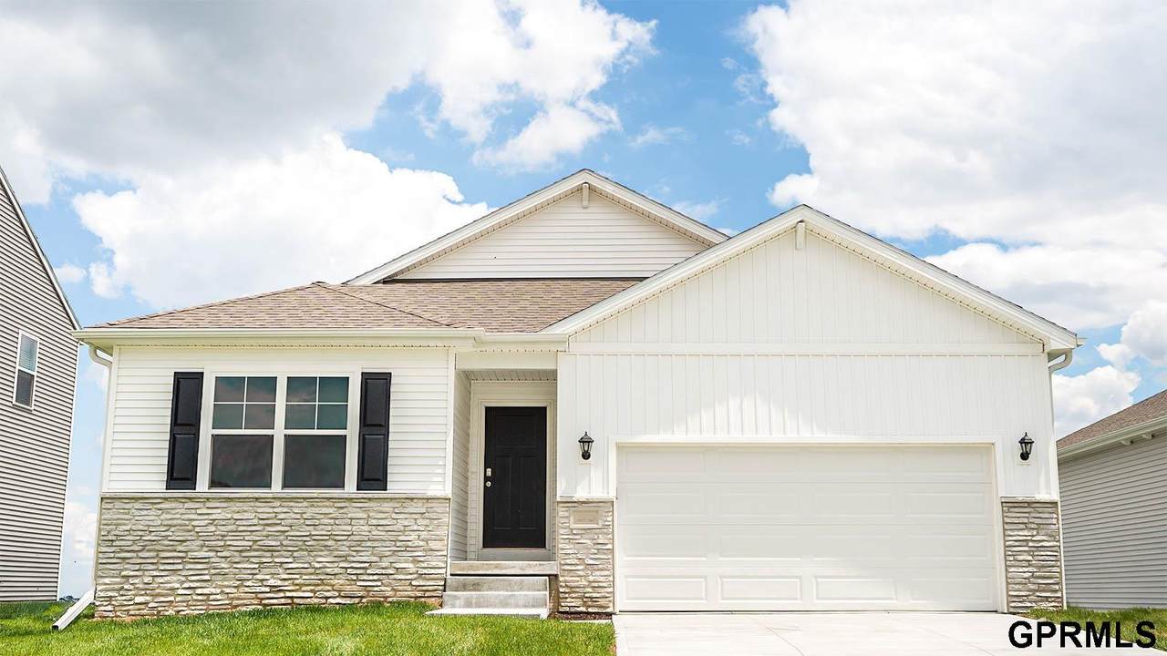 8409 176th Avenue - Photo 1