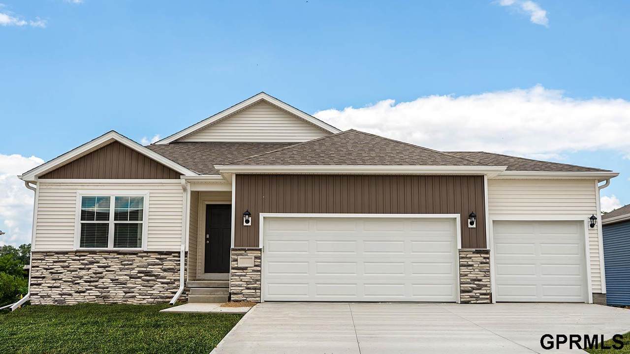 8507 184th Avenue - Photo 1