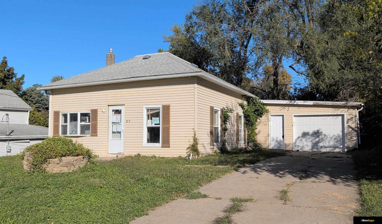 817 Maple Street - Photo 1