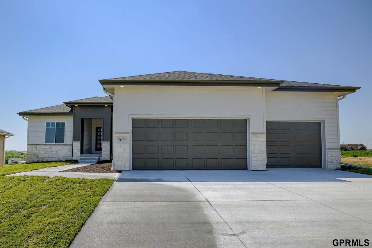 20137 R Street - Photo 1