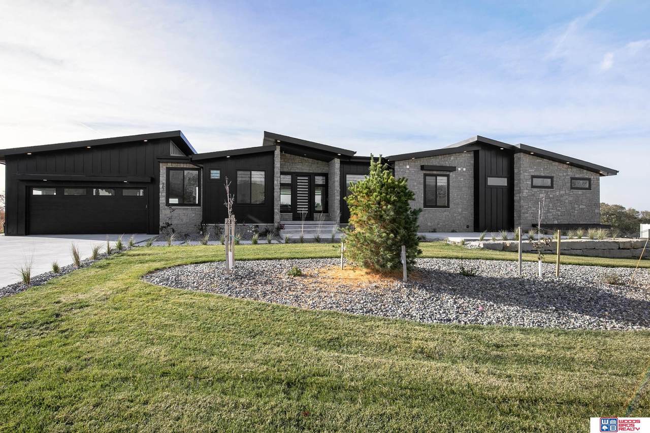 902 Lakeview Way - Photo 1