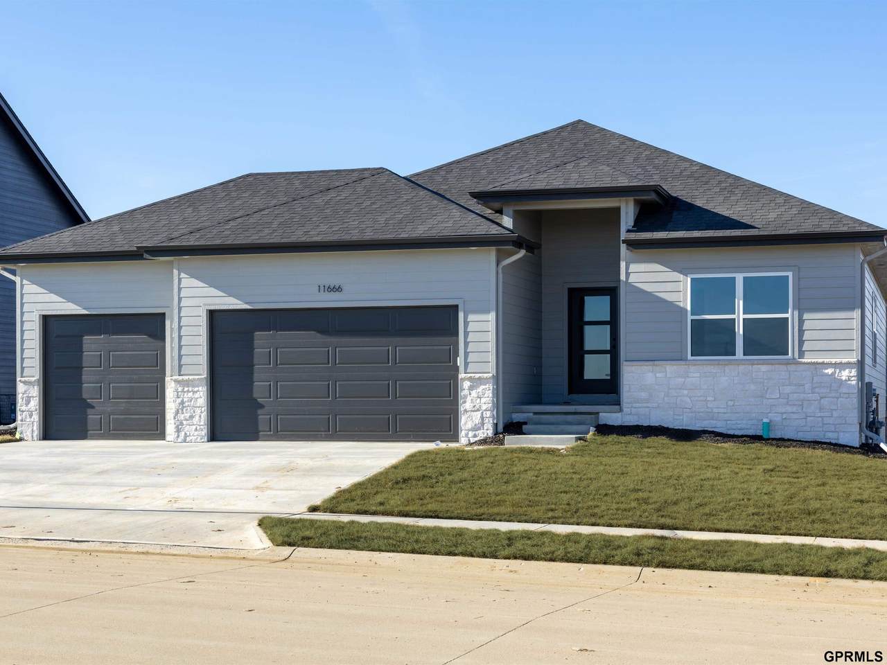 11666 124 Avenue - Photo 1
