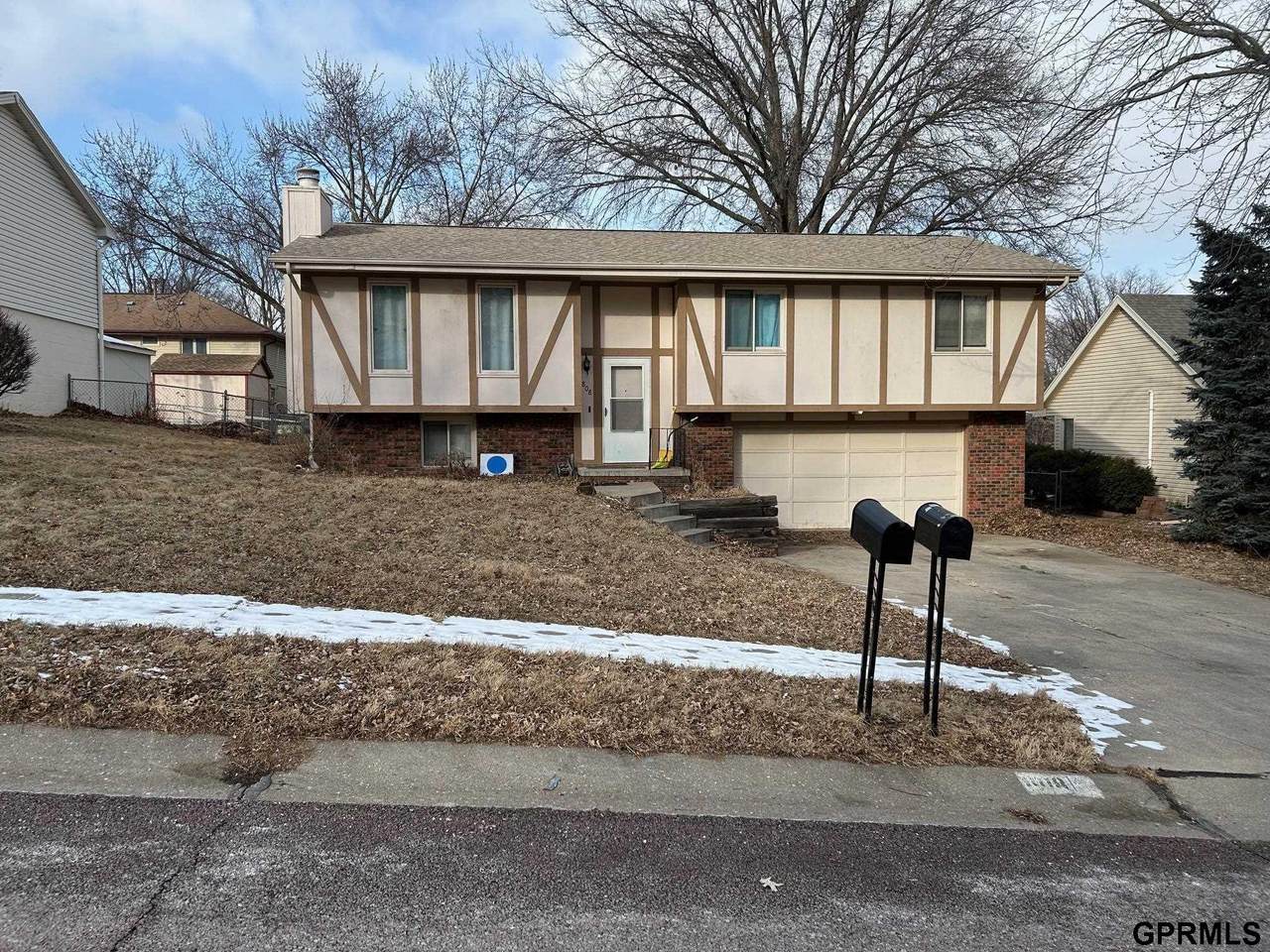 808 Pineview Drive - Photo 1