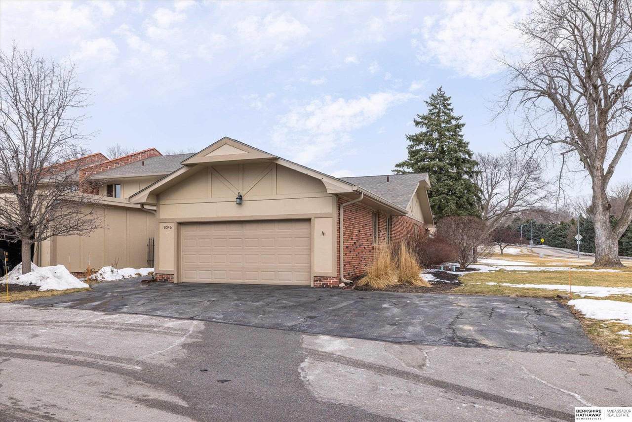 6045 Oakcrest Plaza - Photo 1