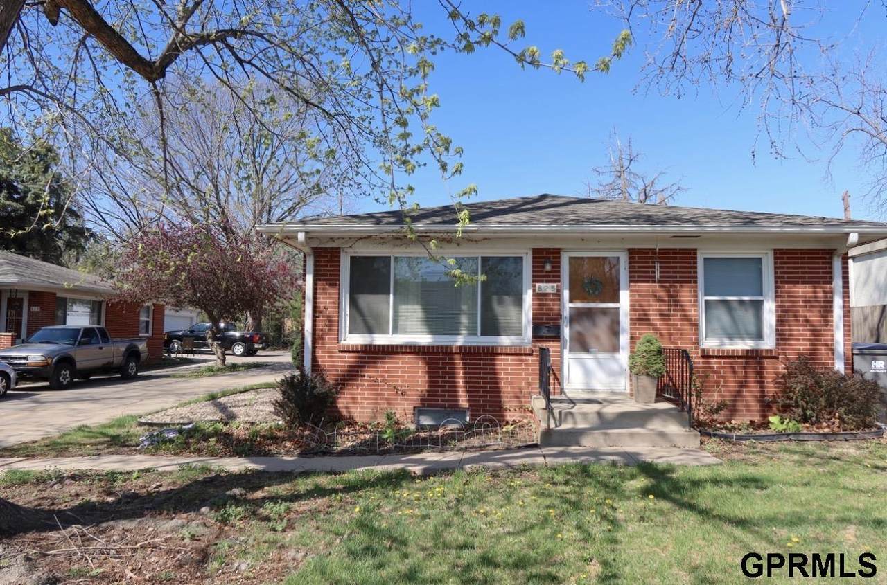 825-827 40th Street - Photo 1