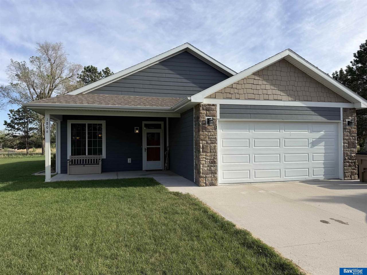 1806 Lakeview Drive - Photo 1