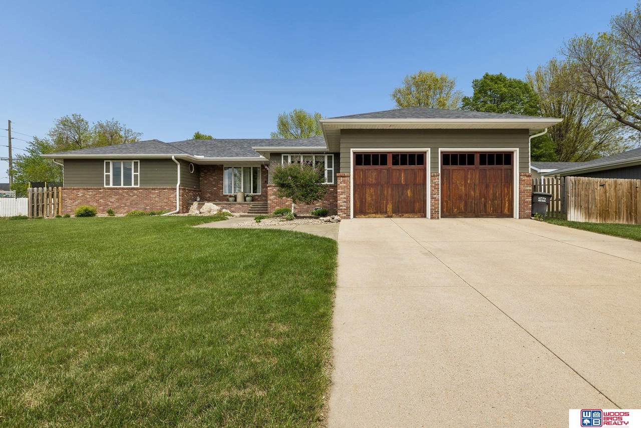 915 Woodcrest Court - Photo 1