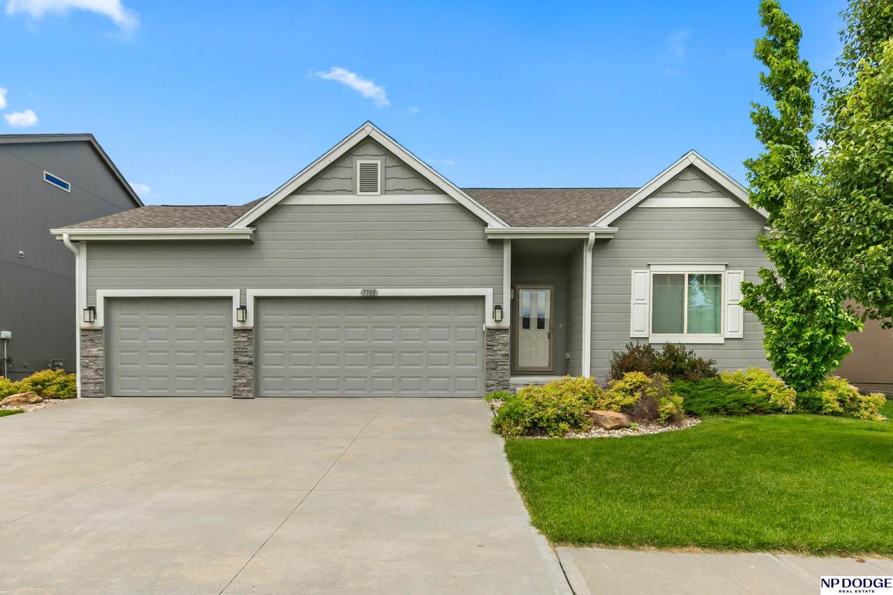 7308 167 Avenue - Photo 1