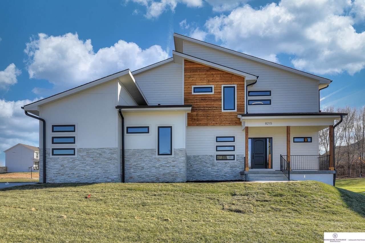 8215 166 Street - Photo 1